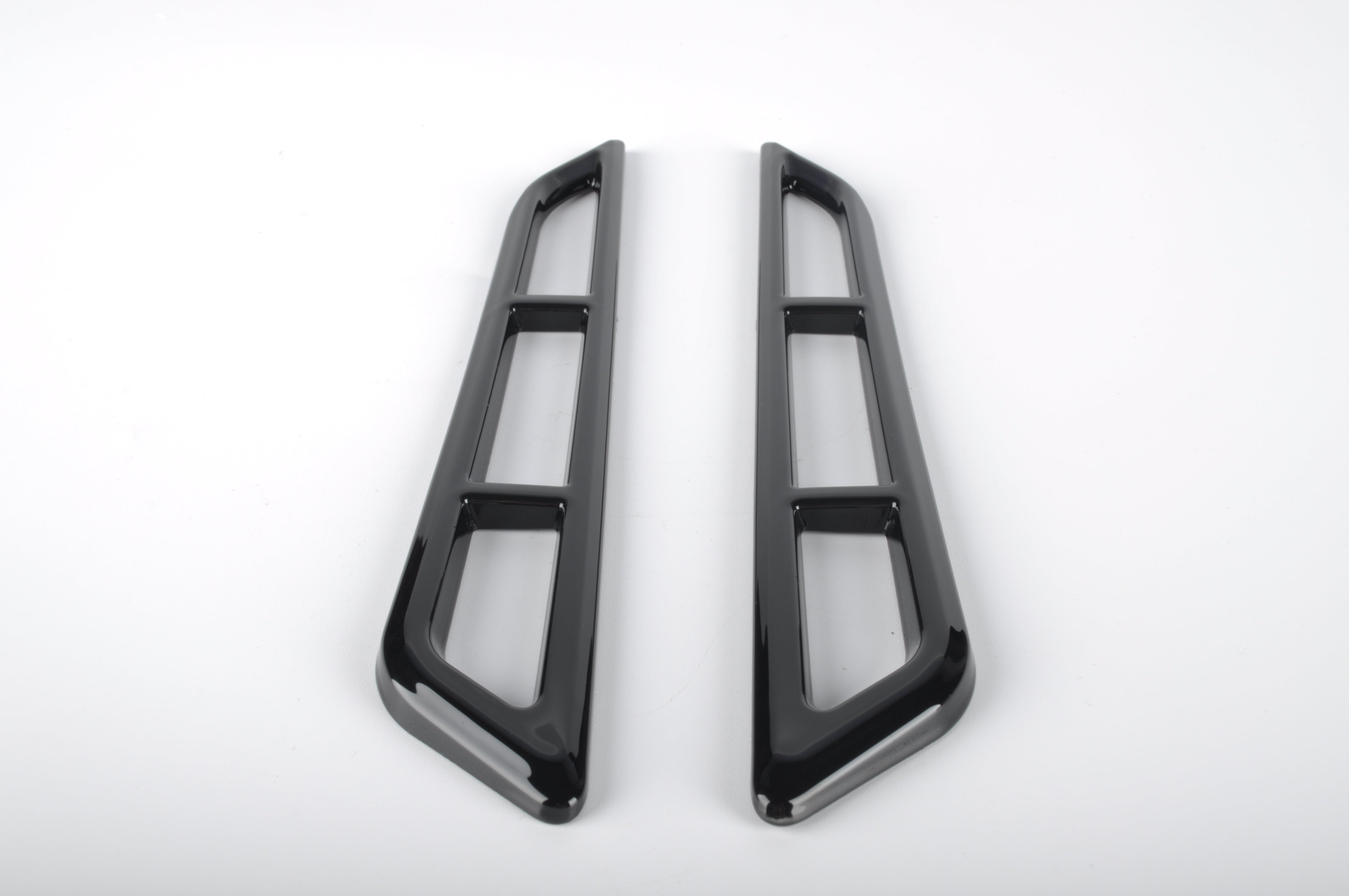 TAILLIGHT TRIM
